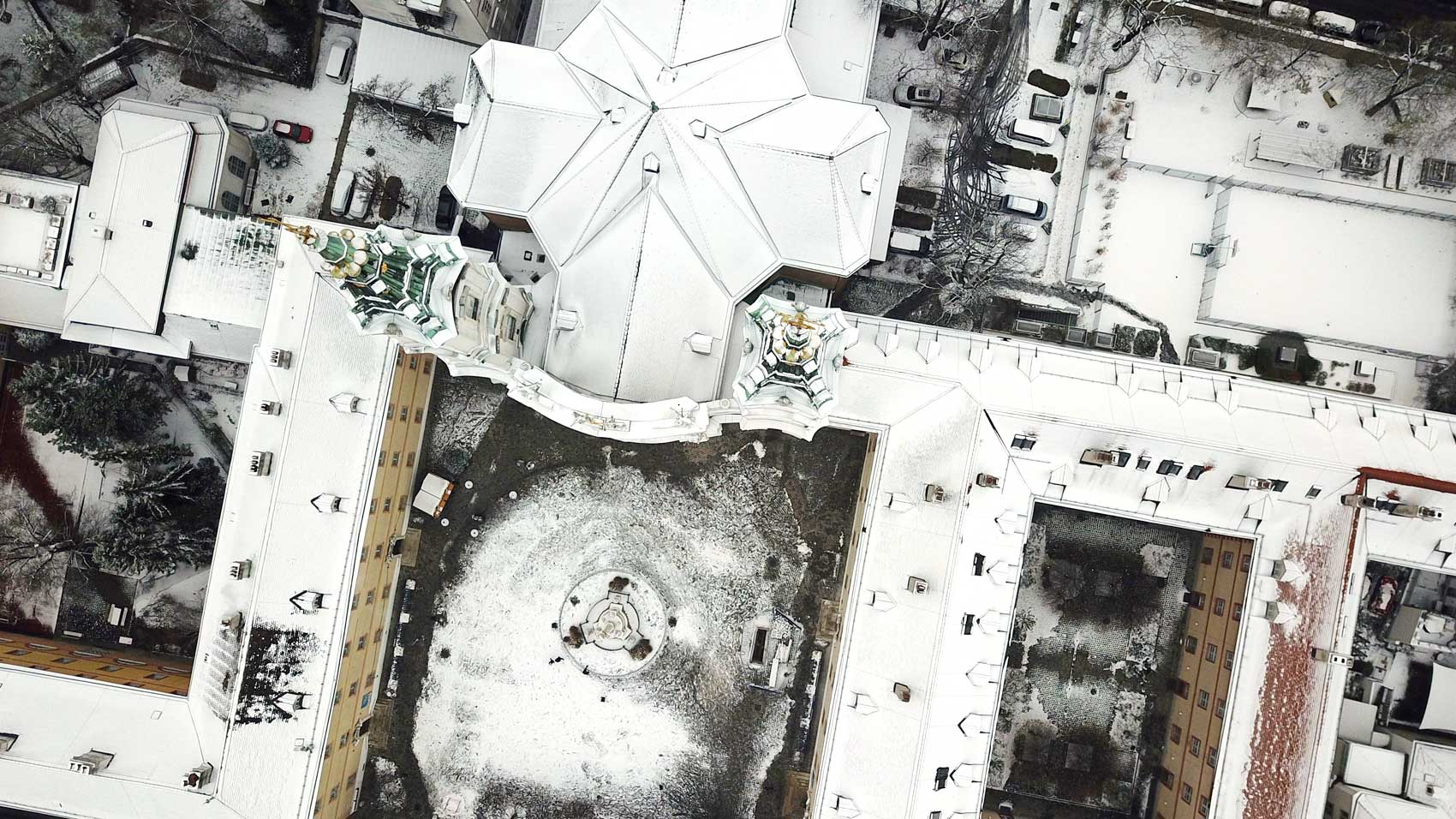 Drohnenüberflug der Piaristenkirche Maria Treu vis-à-vis ArchOffice, Piaristengasse 54, 1080 Wien